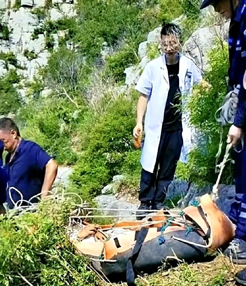 22岁，一条命，换一架无人机桨叶卷起的黄土。你猜怎么着？这小伙子为了发个朋
