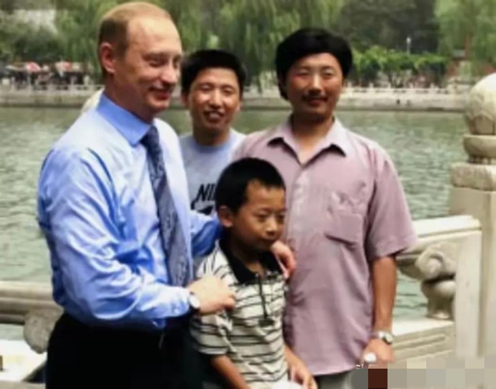 26年的约定！普京访华点名见湖南男孩，网友笑称：当年小孩头发都快秃了普京抵达