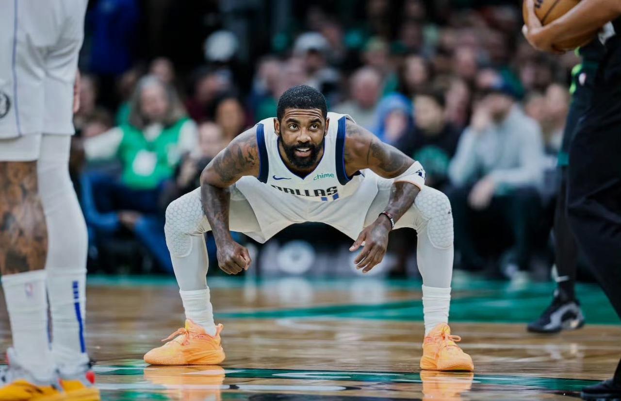 欧文大手笔！圣诞节来临，为独行侠每位队友赠送高尔夫车作为礼物！状元弗拉格、克莱