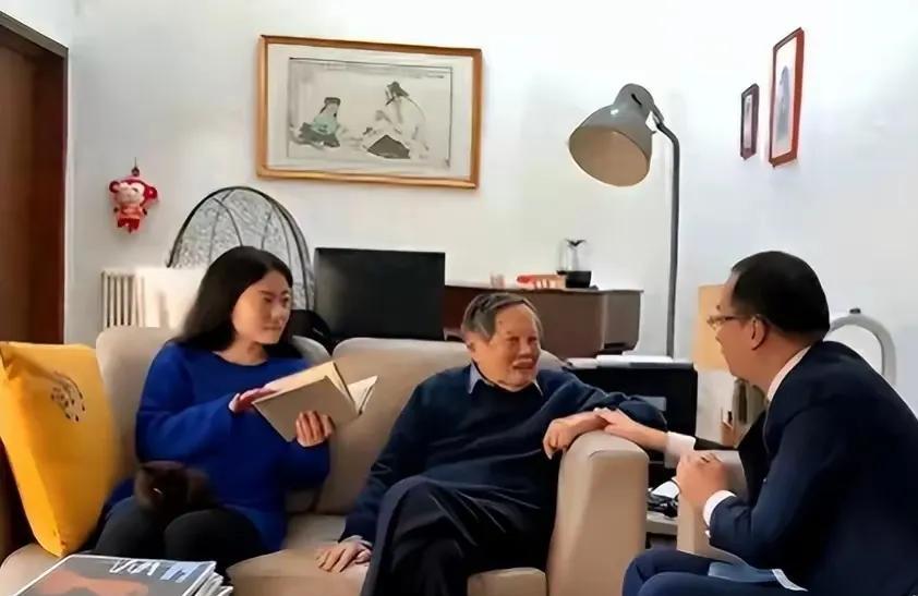 翁帆父亲退休后，常去清华看望女儿女婿。清华园里，杨先生和翁帆的住所虽然面