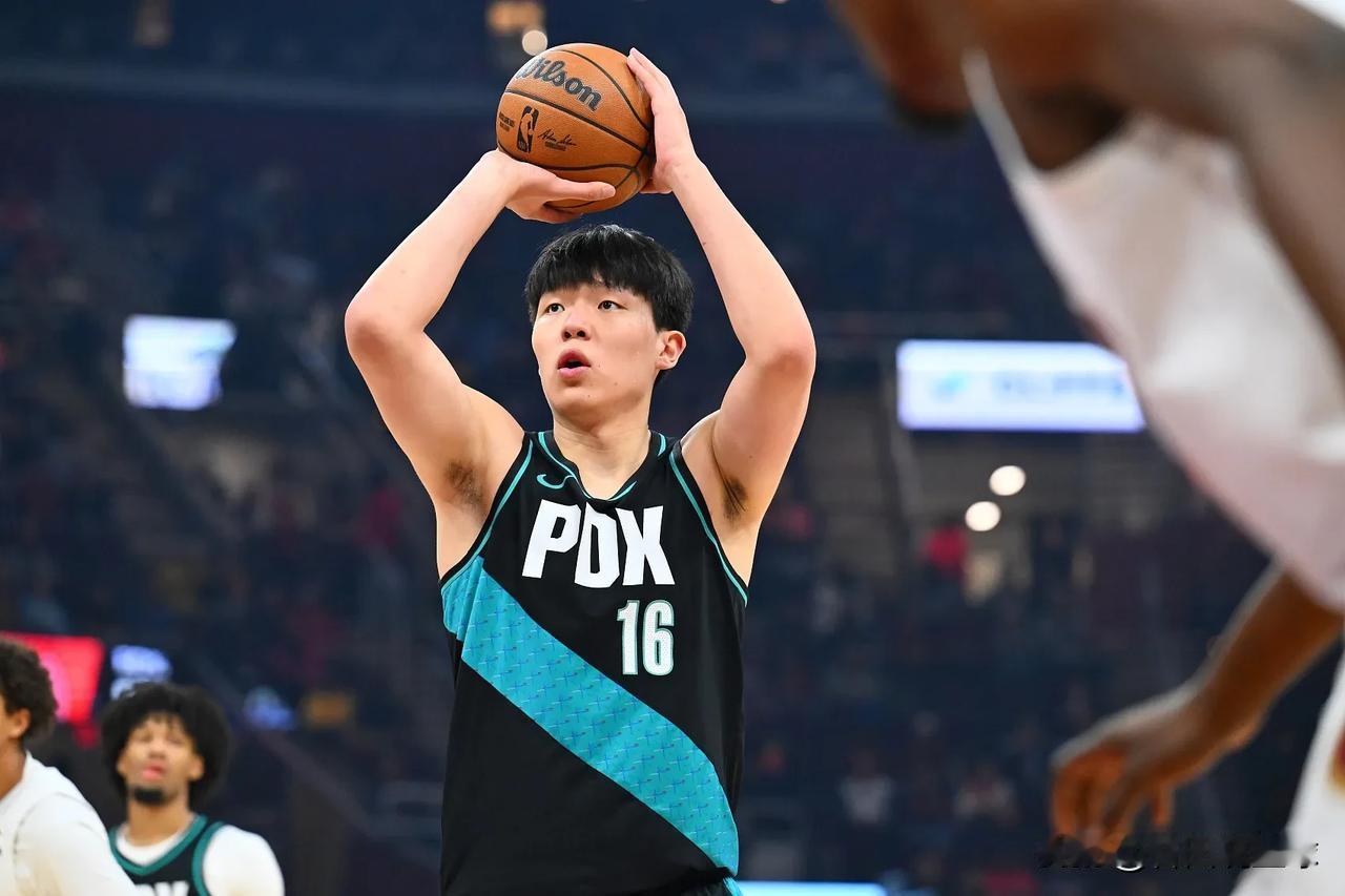 北京时间12月29日，开拓者队125-122险胜独行侠队。本场比赛杨瀚森在衔接段