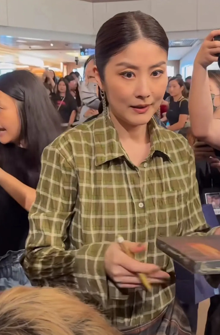 陈慧琳太搞笑了她7月份要开演唱会，被记者问介不介意儿子带女朋友来看她搞怪