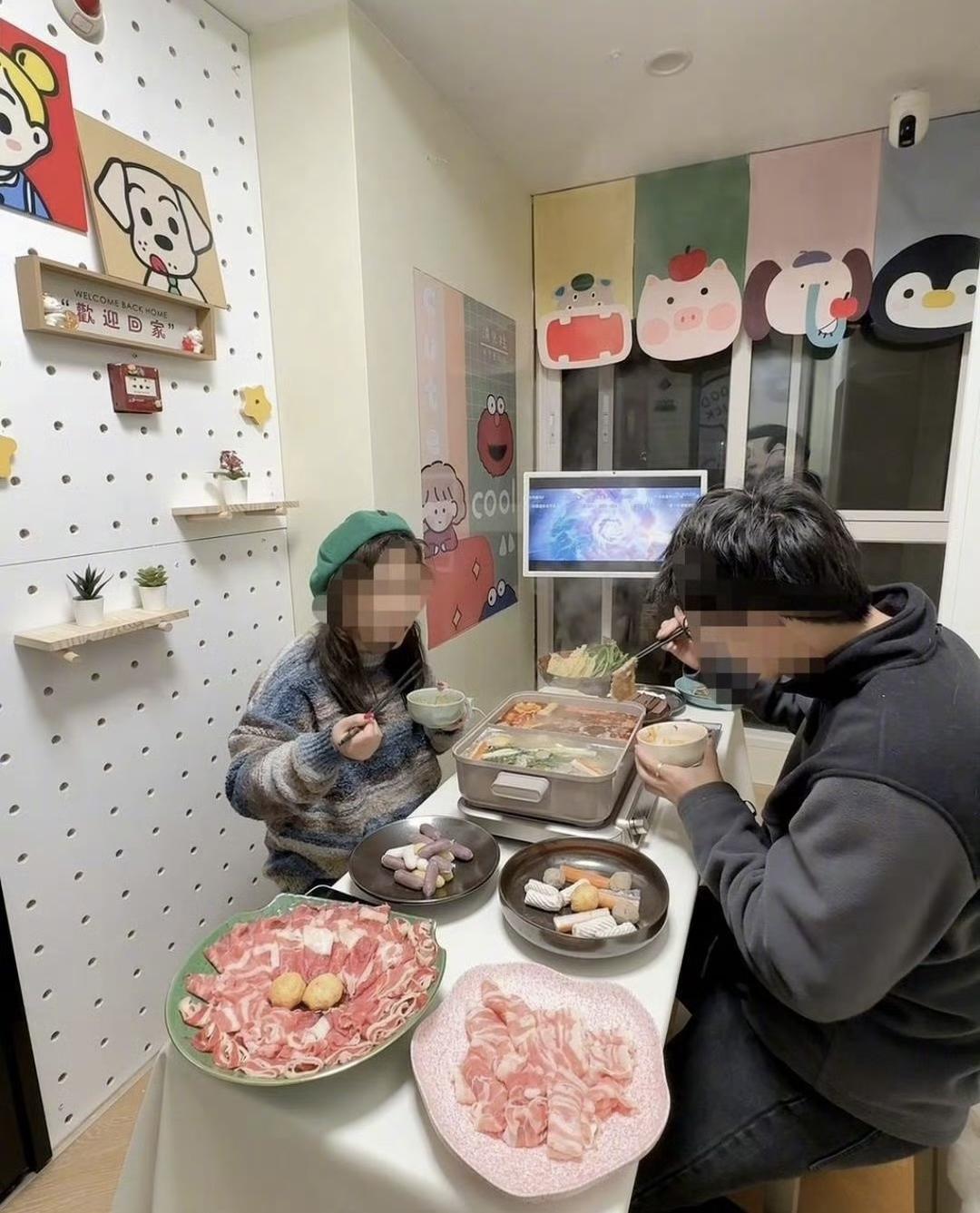 某小区一位女子，居然把公摊的电梯厅当成自家厨房，直接支起火锅涮了起来！您说，这公