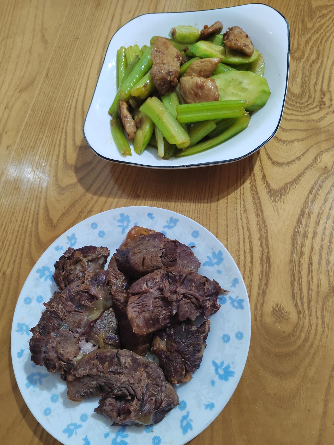 前几天买的牛肉，昨天一大早便拿出来化冰。吃过午饭，我便备好了葱、姜、大料等，只