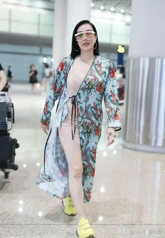 钟丽缇这到底是怎么了？这内搭吓我一跳，怎么穿成这样就出门了​​​
