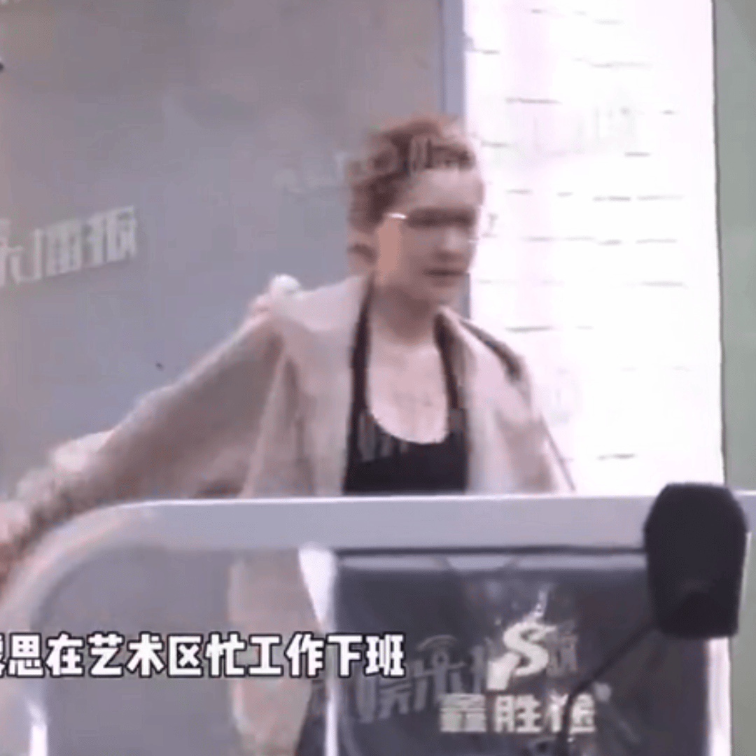 狗仔拍摄的赵露思工作后与朋友聚餐的状态​​​