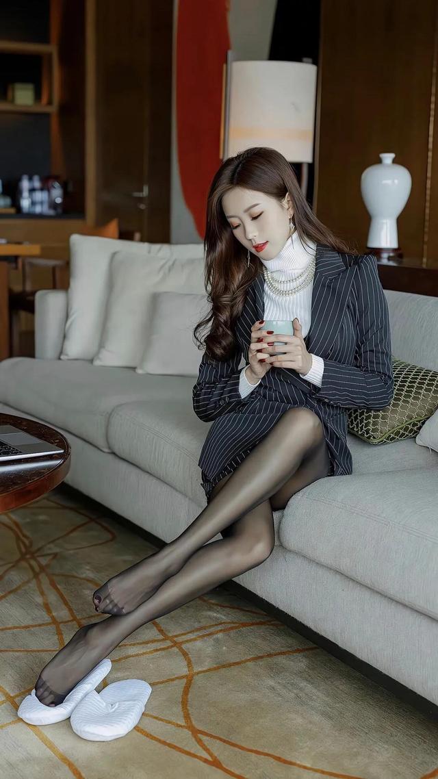 老婆：“老公，咱们去拍套婚纱照吧，纪念一下咱们结婚十周年。”老公一脸不情愿：