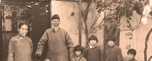 1950年，齐白石儿子家被划为地主，财产全部充公，还要遭受批斗枪毙。这让齐白石惶