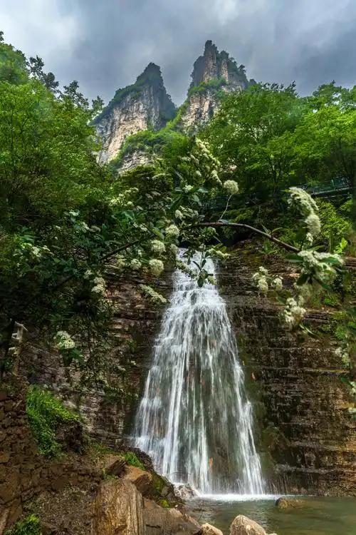 湖北旅游，坑里的世外桃源鹿院坪攻略！恩施鹿院坪美景和美食推荐：1、四级瀑布