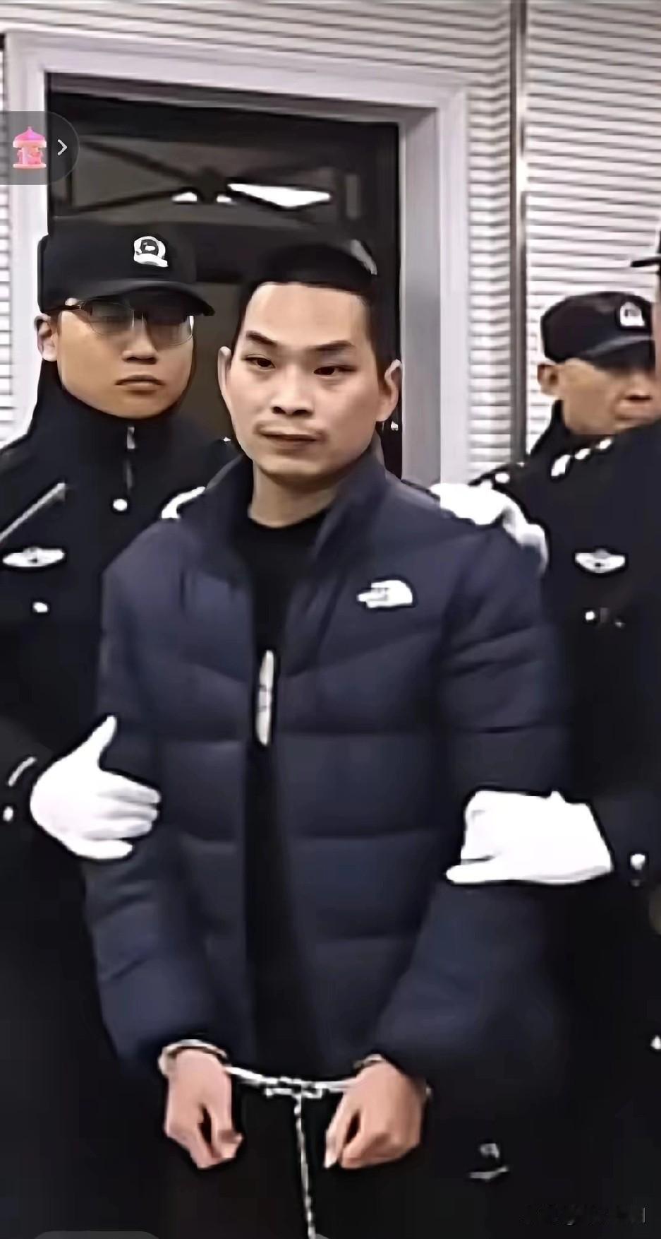 难以置信！发小杀害妻儿一家仨口！被害人丈夫梁某某和被告人崔某某是一起长大的发