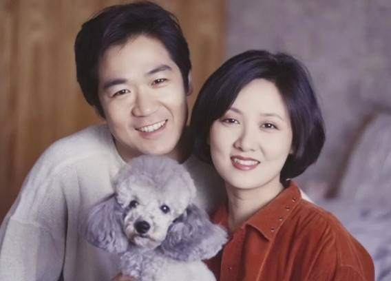 1991年，邓婕跟张国立说：“我想生个孩子。”张国立看了看9岁的张默，沉默了一下