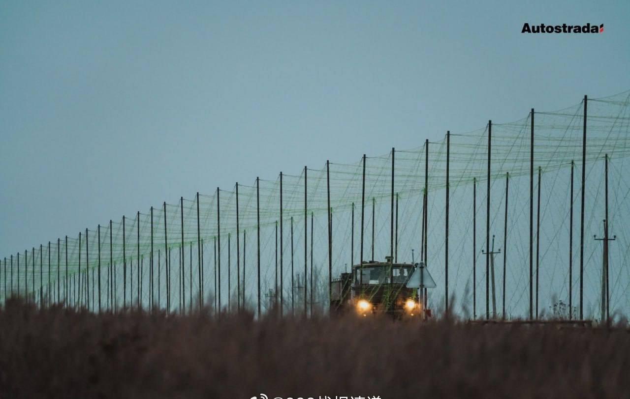 乌军在顿涅茨克州乌控区内的剩余后勤路线上安装了无人机防护网。俄军继续向乌军防御