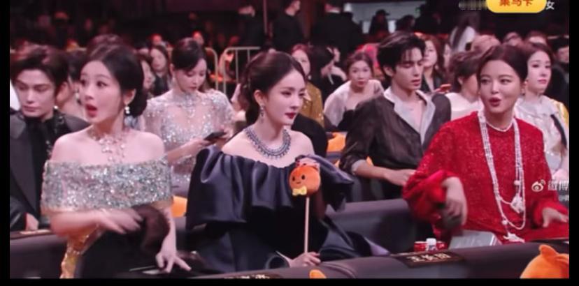 辛芷蕾拿了国际影后就这么飘了吗？这次微博之夜，比起杨幂，她好像更过分唉杨幂呢