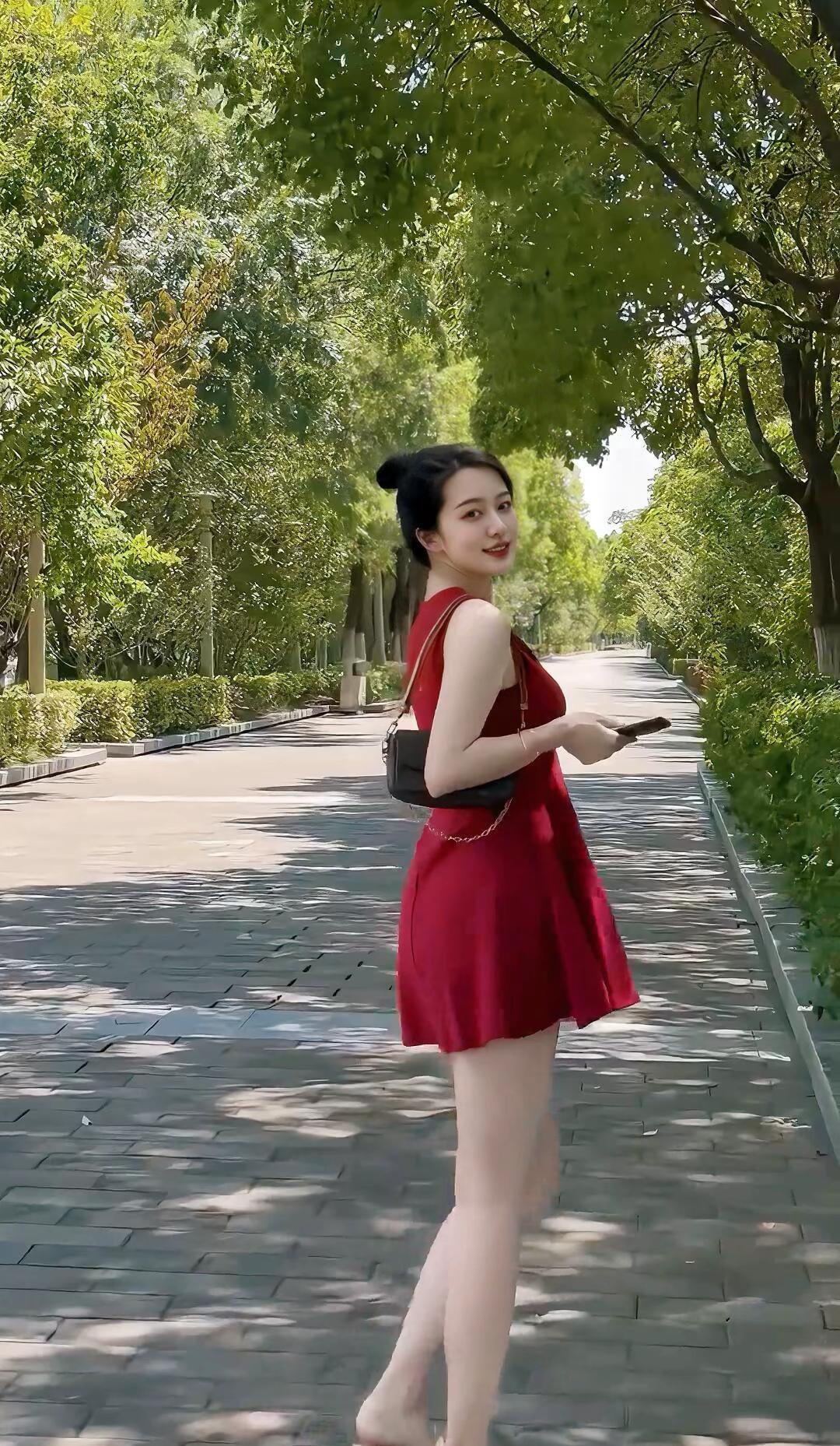 夏日穿搭指南🌞红色连衣裙+绿意盎然的背景，清新又时尚！👗🌳