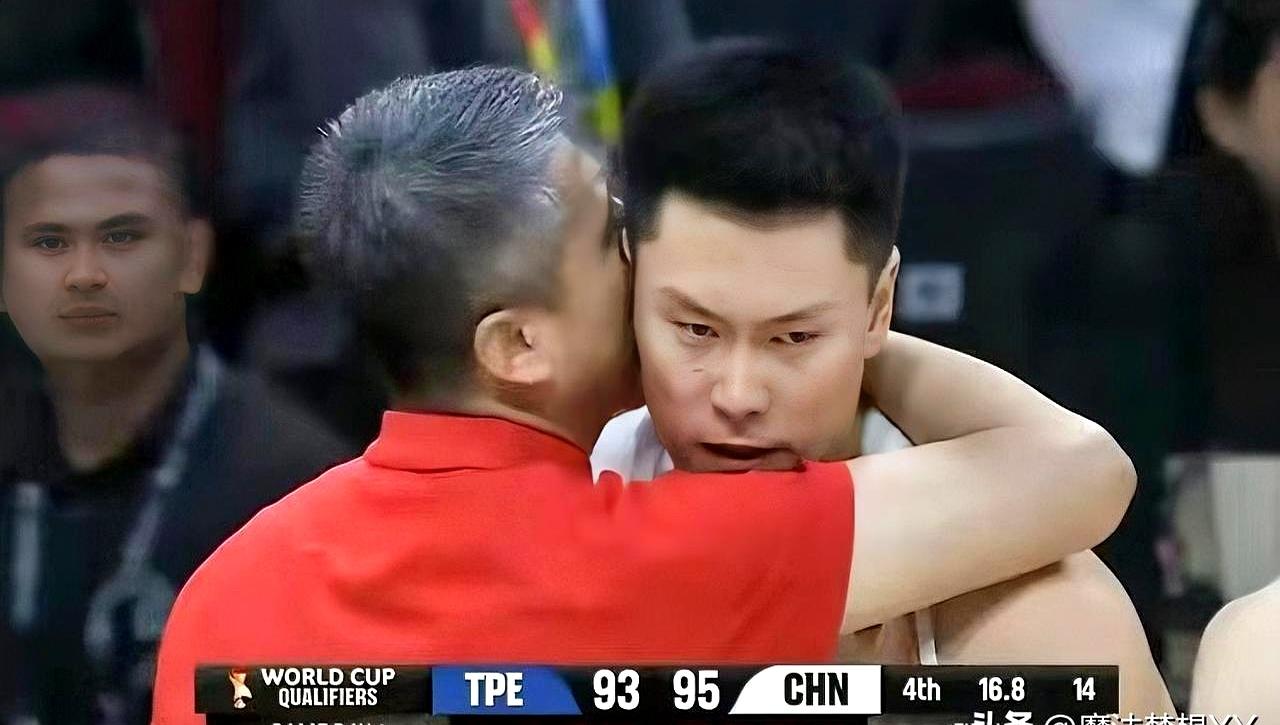 还以为郭士强搂着李弘权是在布置什么“秘密战术”，结果赛后一问，才发现完全猜反了