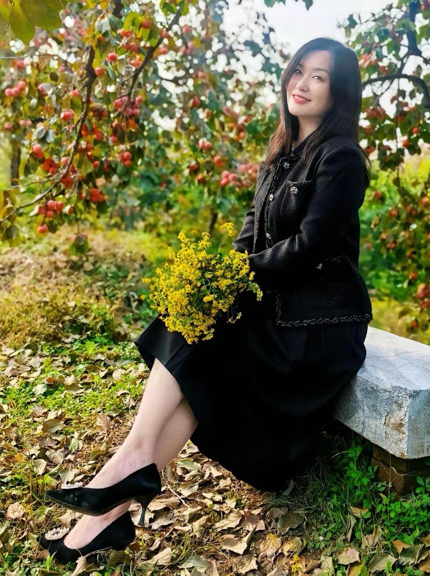 最深的孤独不是无人相伴，而是身处人群时，发现自己的灵魂无法被任何坐标系定位。