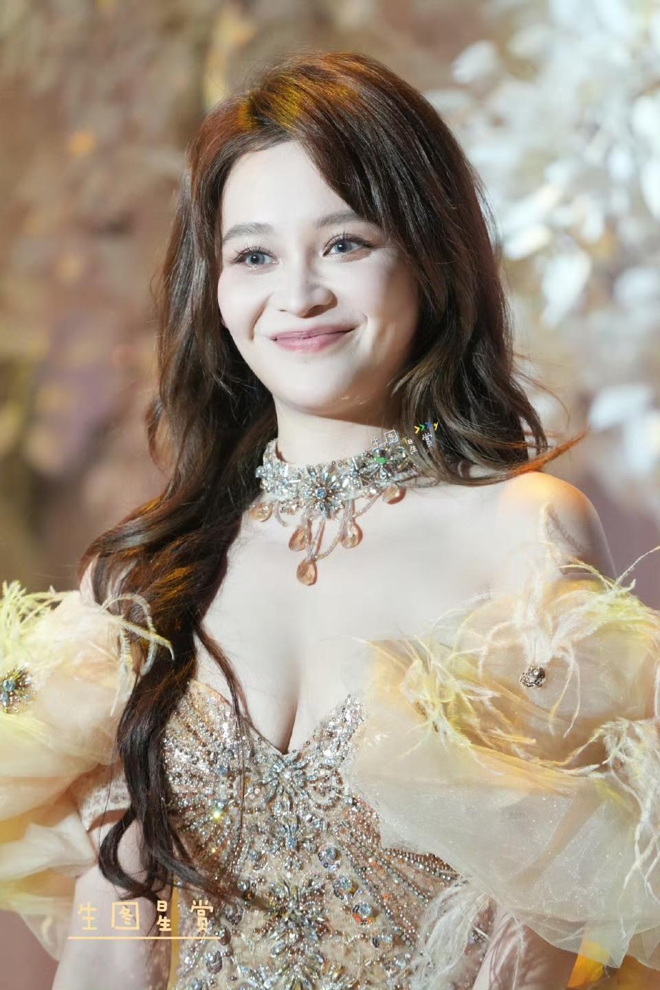 王一菲搜狐时尚盛典出图，身材很迷人！