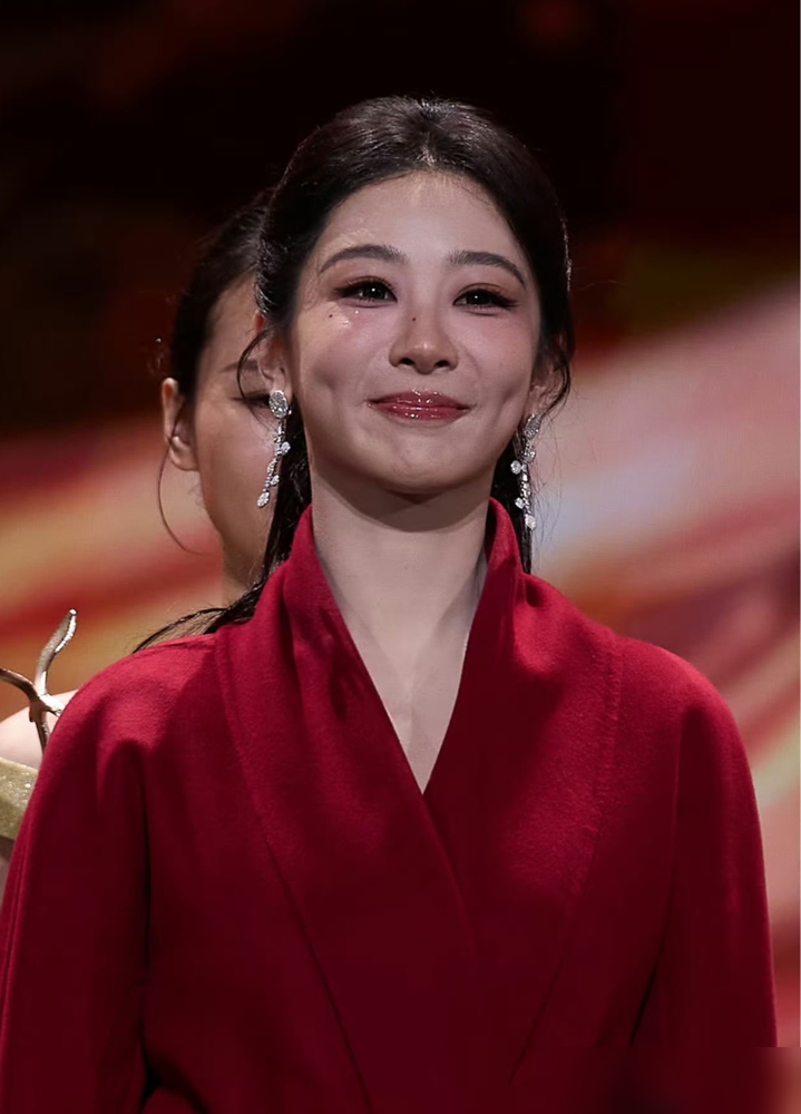 杨紫这条红裙子，生图直接把造型团队送上热搜。现场图腰线没了，脸泛油光，紫色宽腰带一勒，像裹了条浴袍。