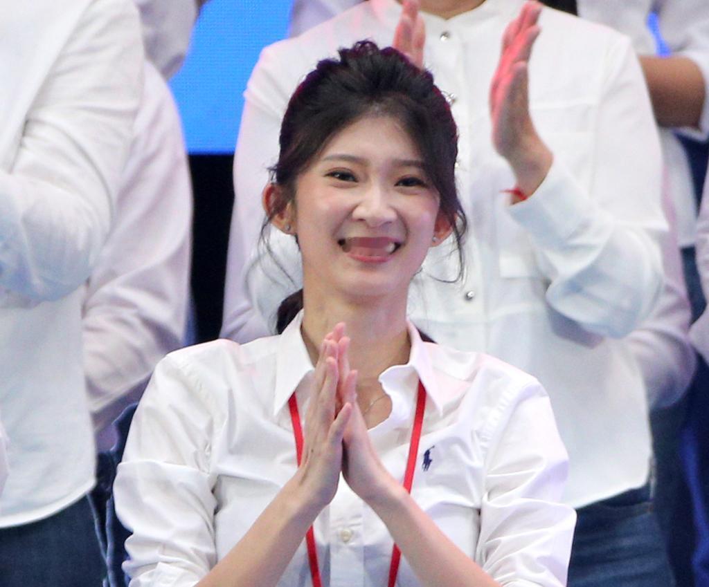 有国民党最美主持人之称的李明璇赴高雄宣讲，结果竟被绿营人士当场“比中指”……此前