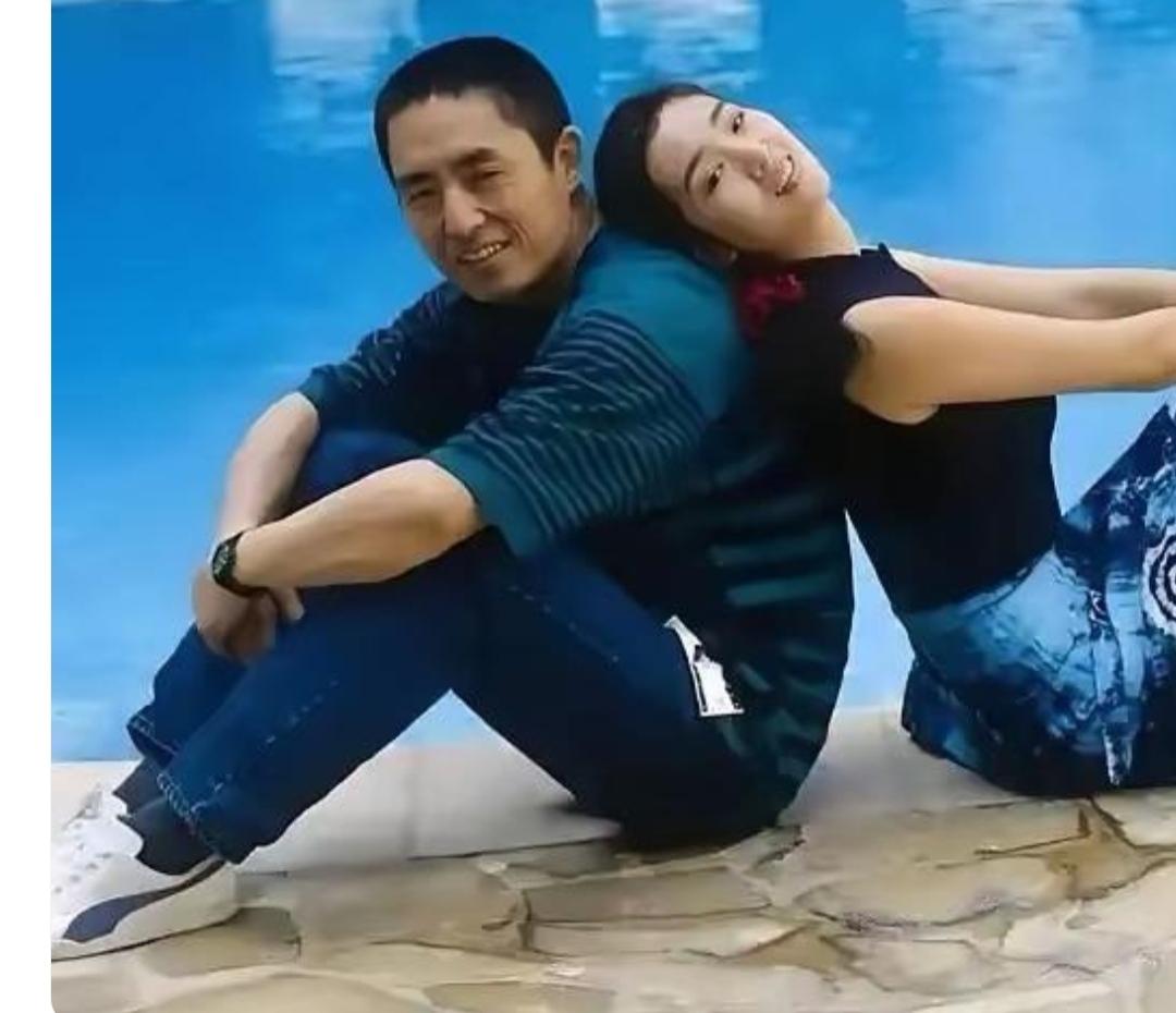 八年相伴抵不过岁月变迁，青春错付实在令人唏嘘。巩俐把最美的八年时光留给张艺谋，