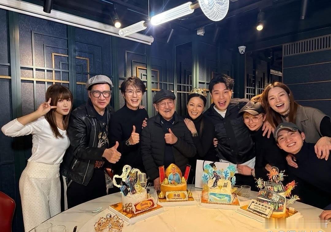 刘恺威父亲刘丹过82岁生日，神采奕奕的，看样子身体也挺硬朗的。