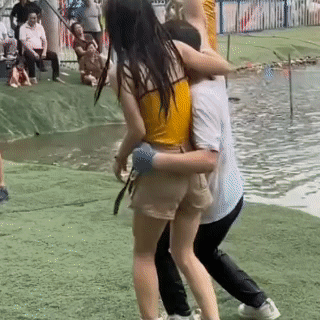 小哥本来想帅炸全场结果帅不过3秒小哥本来想玩个高难度双人吊环给女朋友一