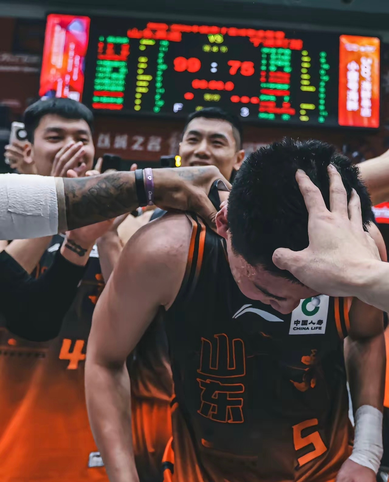 困难之中，山东男篮三连客的赛程中赢球最重要。高速俱乐部球队正在联系新外援，以解大