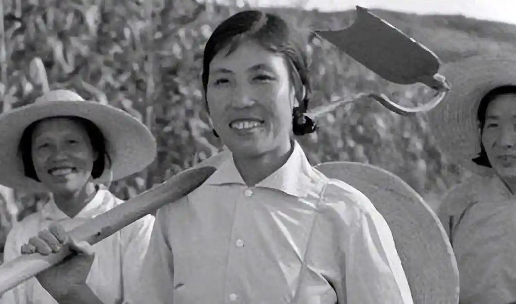 🌞1978年，号称铁姑娘的郭凤莲，跟着代表团一起前往美国，她在美国到处宣传