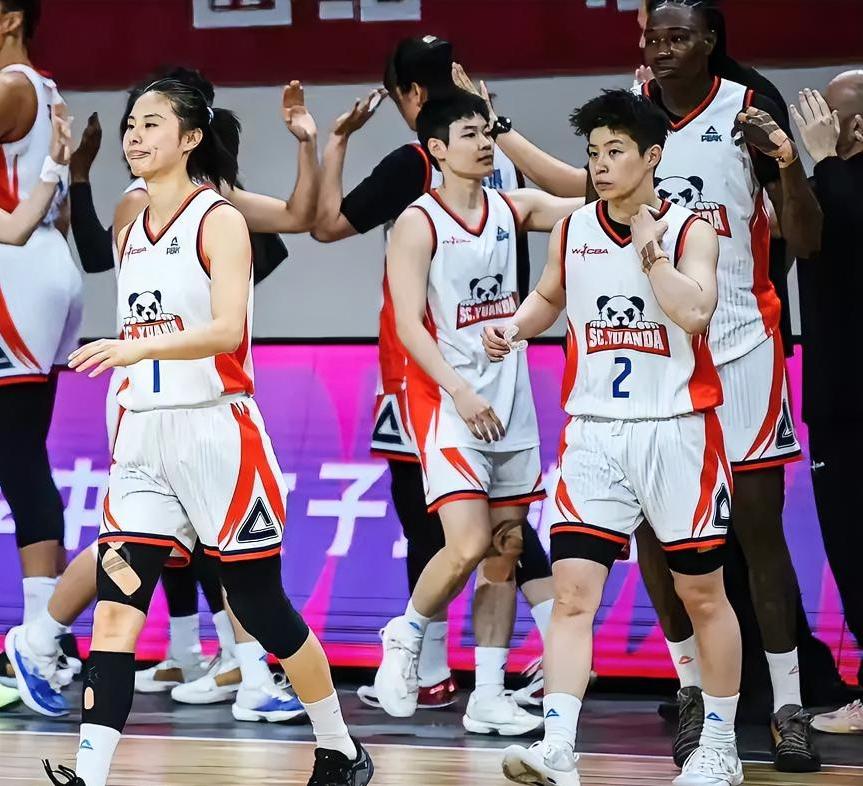 四川女篮李缘终于证明了自己的带队能力！在今天WCBA总决赛第一场比赛中，四川女篮
