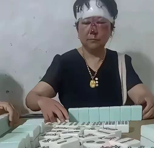 陕西，有一名女子晚上到麻将馆找丈夫，看到她的丈夫正在麻将室打麻将，其中麻将桌上有