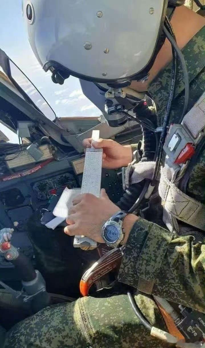 俄罗斯苏34飞行员在标定航线，这就是世界第二大军事强国的空天军…….因为飞机没