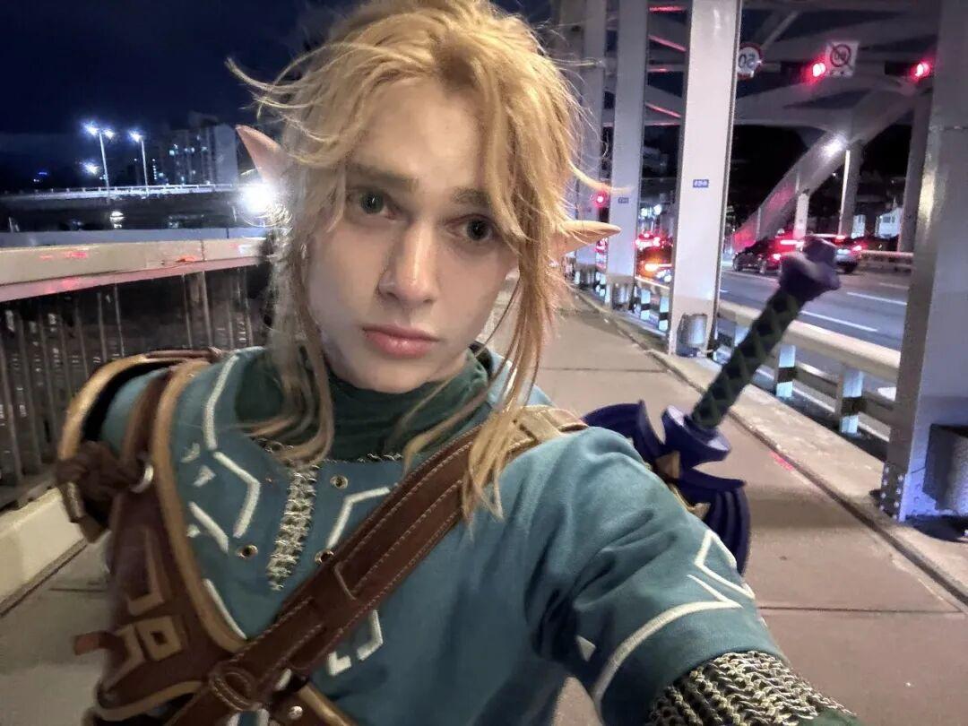 澳大利亚男网红NateTaeveniti最近发布了一组COSPLAY的