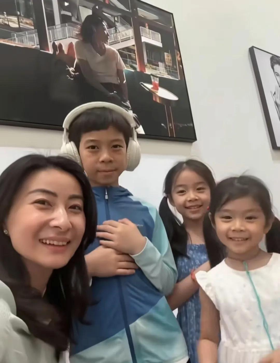 这几个孩子太漂亮了晶晶太厉害了把几个孩子教育的很好穿着简单大方孩