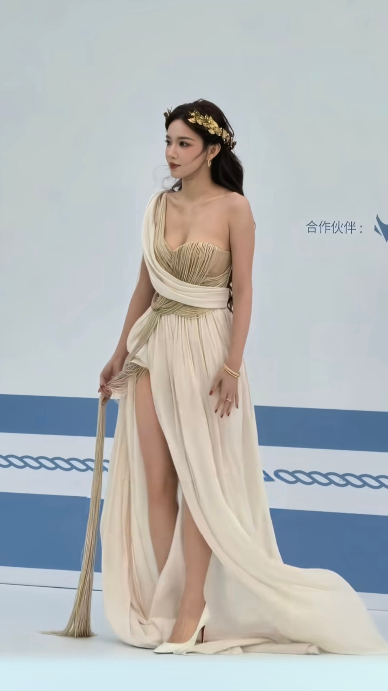 程潇这身材绝了吧海风漫过裙摆，仿佛是从神话里走来的希腊神女✨太有力量美感了。