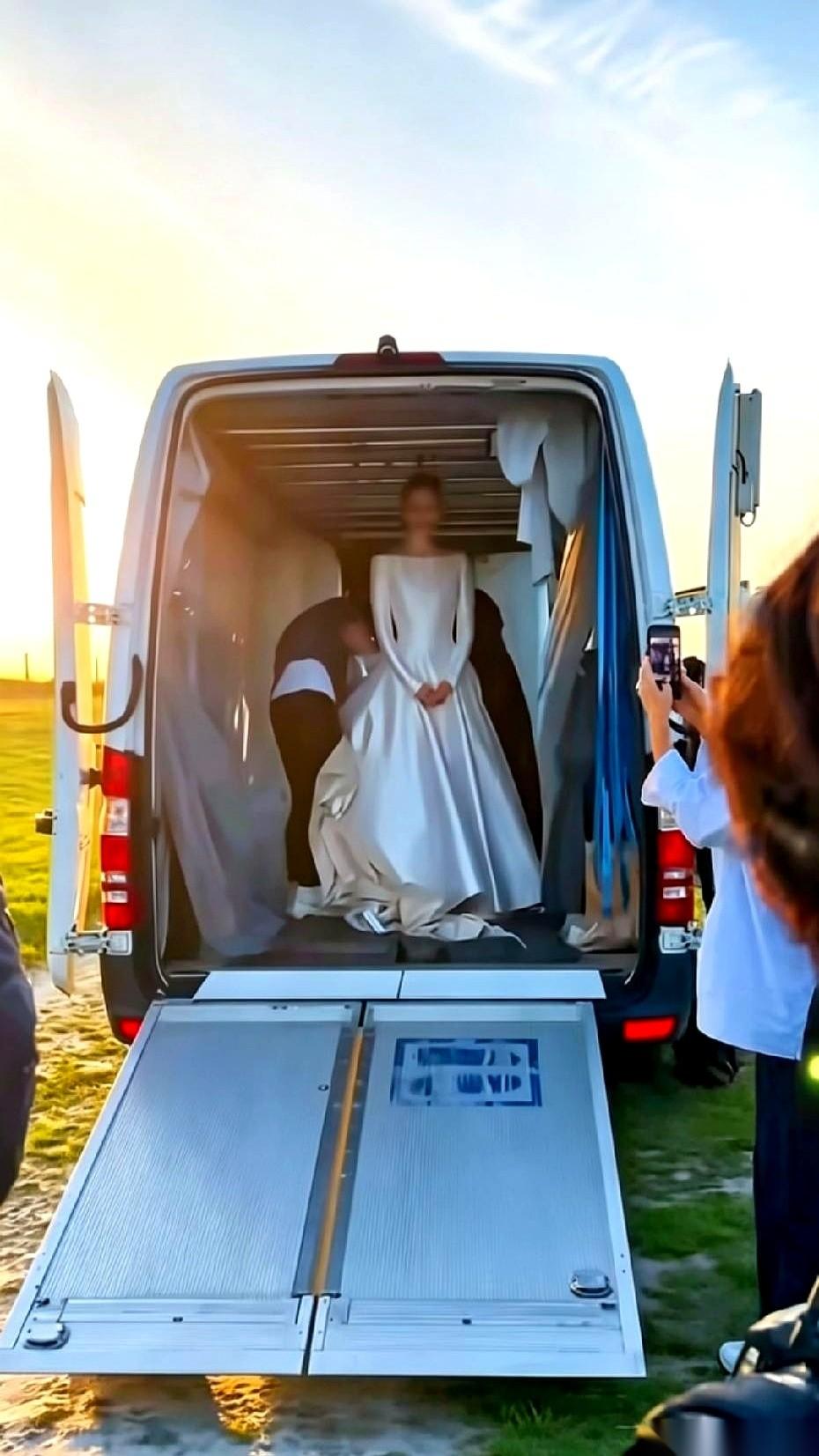刷到奚梦瑶那张城堡婚纱照，我真的会笑。你以为是王子公主，草地浪漫？告诉你个秘
