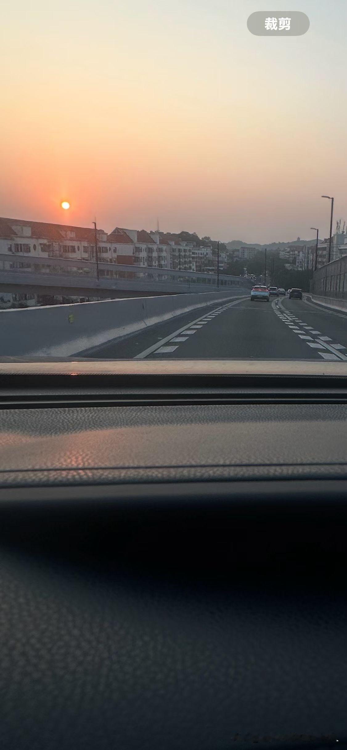 这年头你要是没工作，没收入，连自己家都待不下去。​朋友失业快4个月了，她说现在