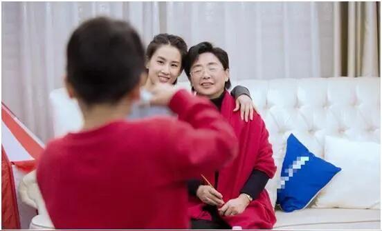 黄圣依妈妈珍藏30年前衣物：时光里衣柜记忆​​​