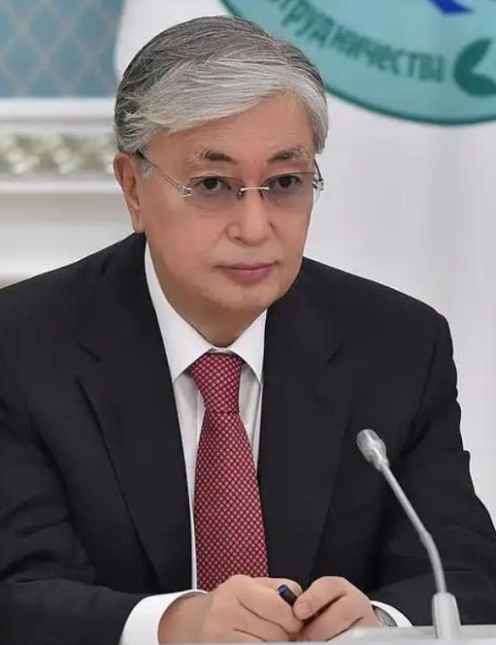 哈萨克斯坦这回算是把“摇摆”玩明白了，前脚刚跟美日签完稀土大单，后脚油轮就在黑海