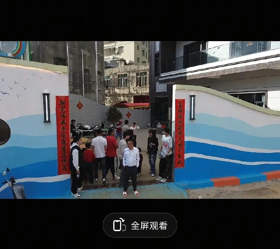 刷到网上有一户人家建的房子，这个围墙是“船🚢”的形状，很个性，有人讨论，这样建