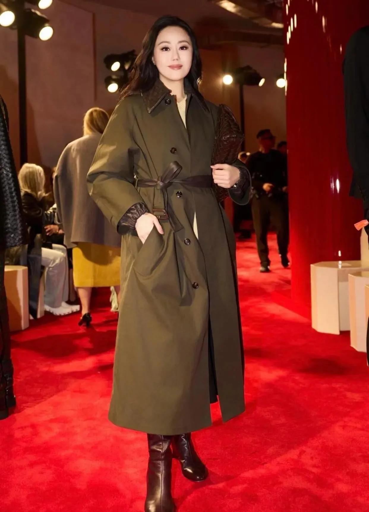 62岁章小蕙太会穿了！🖤军绿色风衣配长靴，气场全开。这才是岁月沉淀的高级感