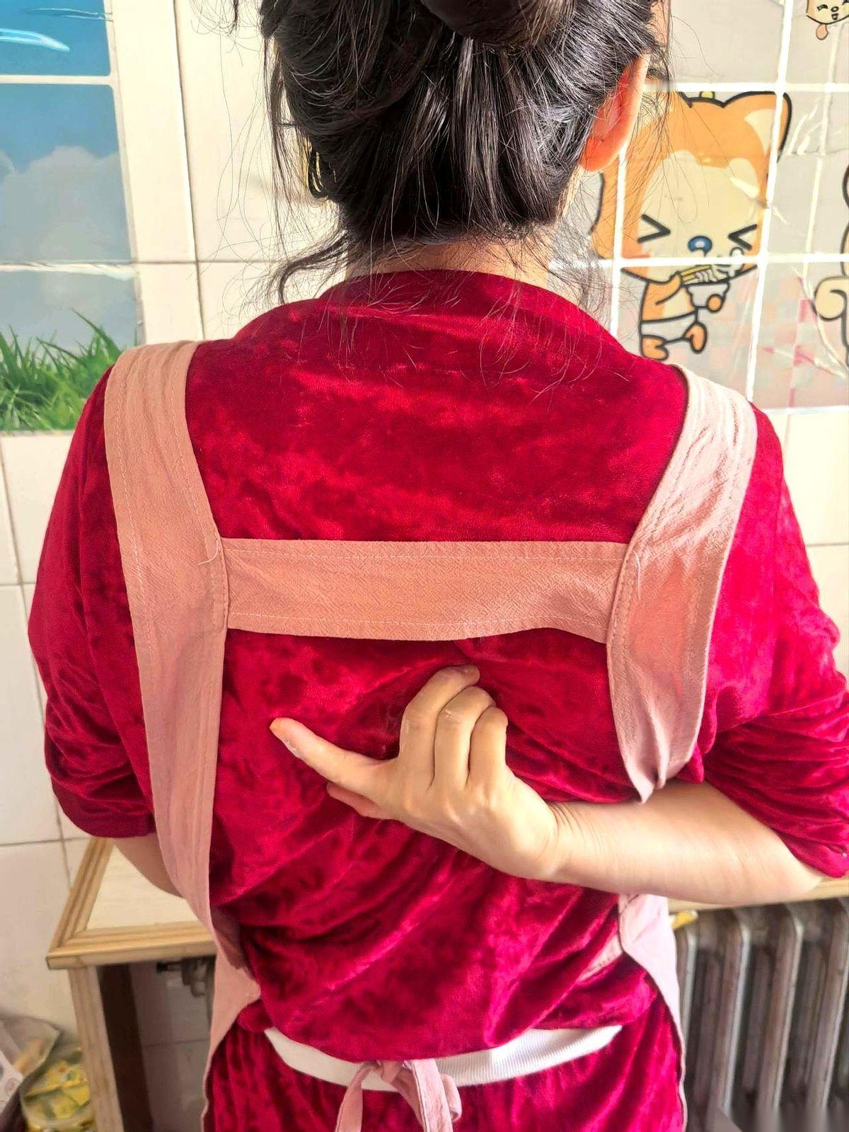 我老婆后背疼，快一个月了。真的，能想的招儿都试遍了。小地方的医院跑了两趟，C