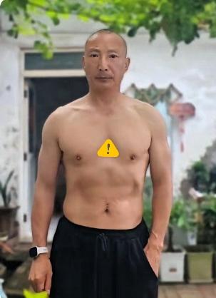 我们这喝酒死了两个人。他们三个喝两瓶，其中一个喝了二两走了，剩余的他们两个分完。