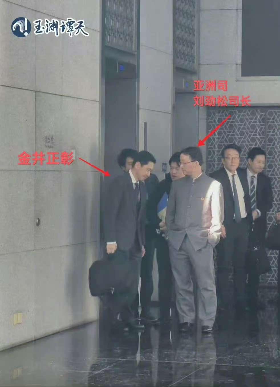 中国外交官双手插兜被指没礼貌？我想很直白的说：别跪久了站不起来，这就是大国博弈该