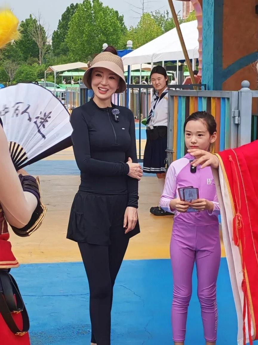 为女儿进娱乐圈打基础吗她是要送女儿进娱乐圈吗？最近曝光率这么高，不过董璇的状态看