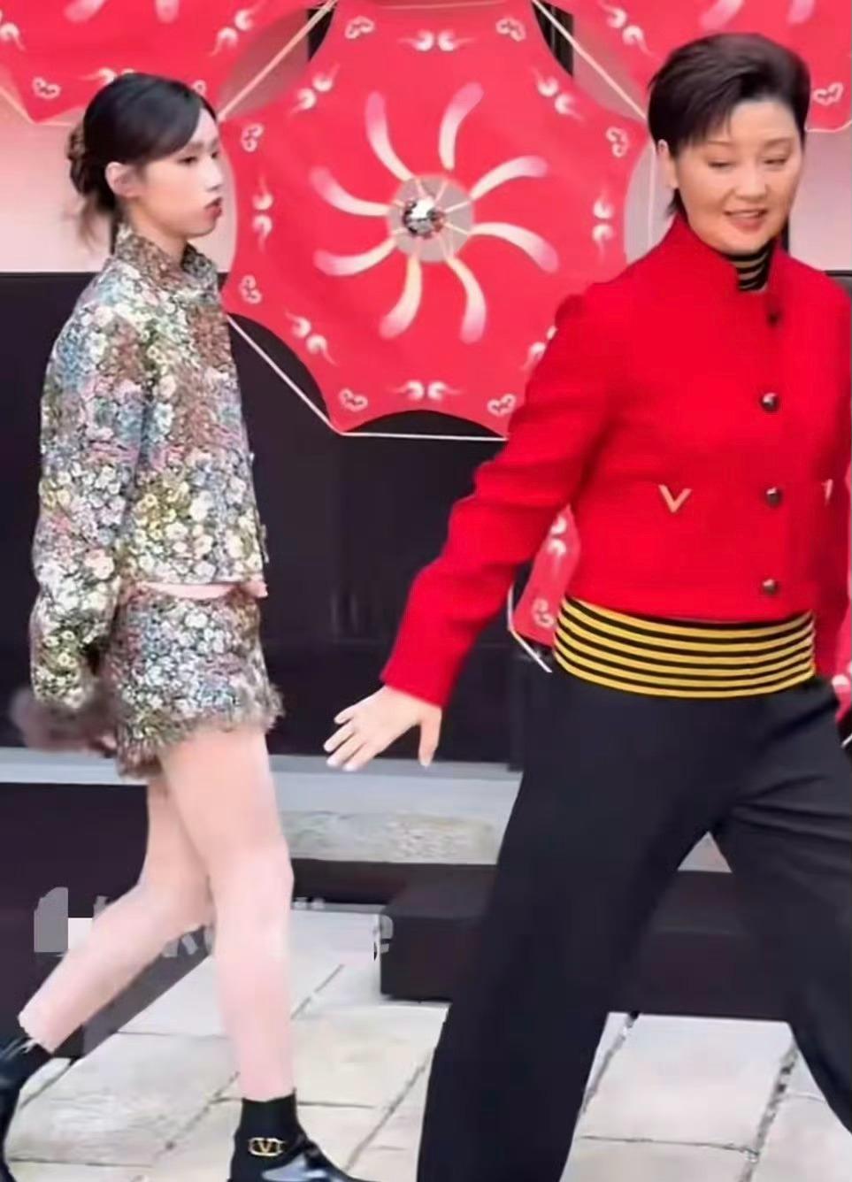 晚上跳完广场舞，好几个老姐妹都在摇头叹气，为什么呢？“看了没？徐帆那养女，当