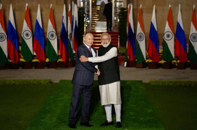 普京刚结束印度之行就抛出个让军迷都坐不住的“大新闻”，俄印直接拍板把140架苏