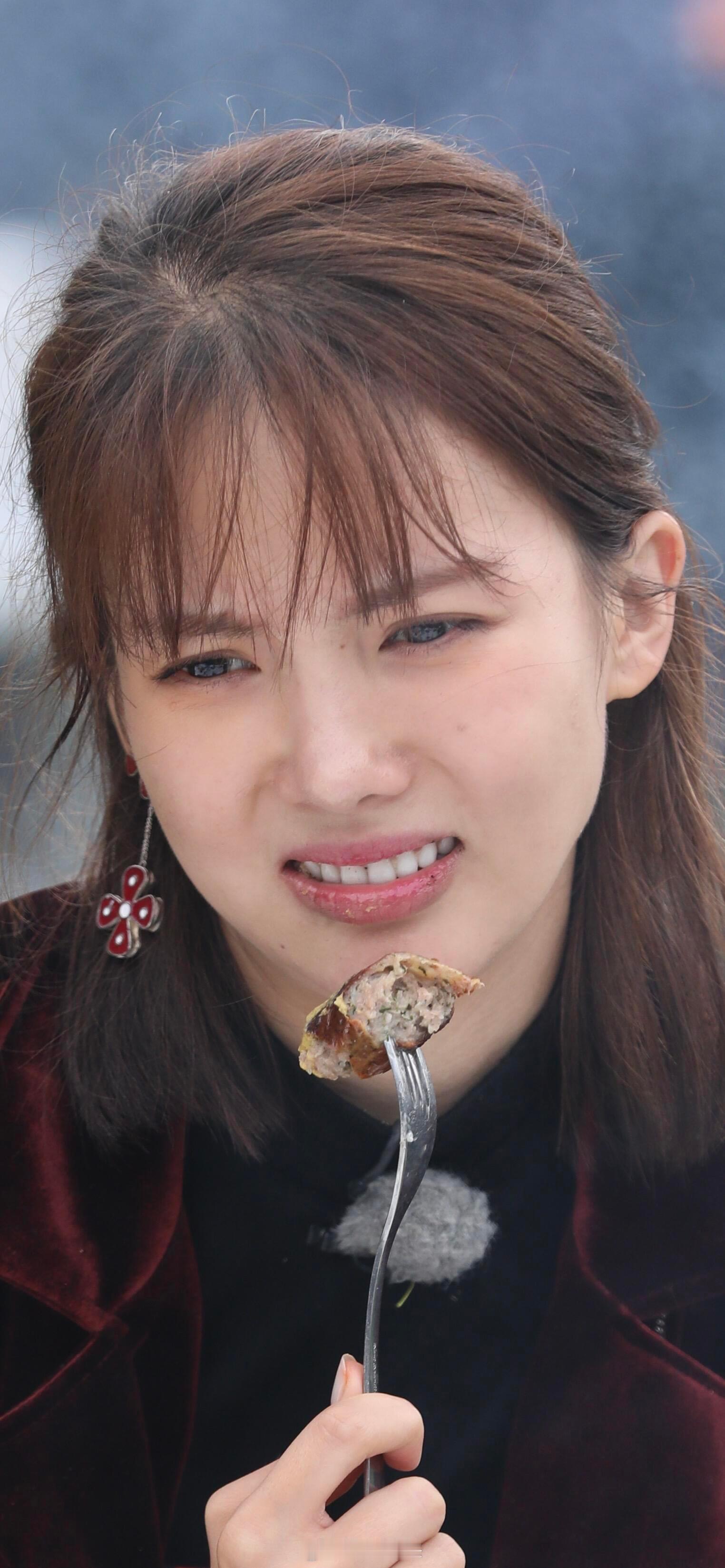 金晨这表情啥意思东西不好吃还是肚子疼？​​​
