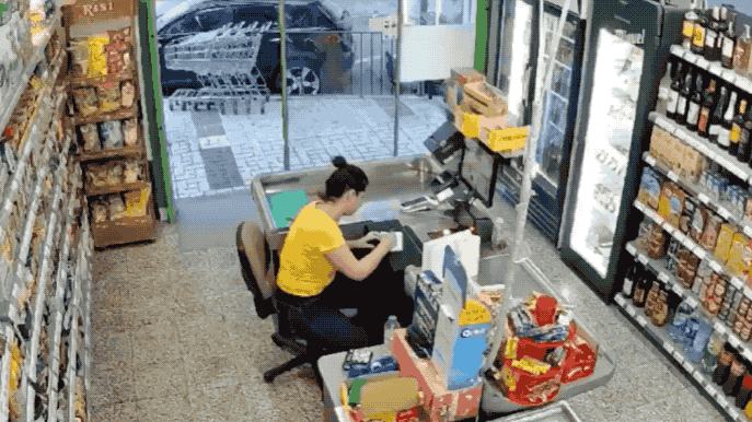 西班牙也很乱：黑蜀黍直接勒住白人老板娘，劫完财不知道是否劫色！这是最近西班牙一家