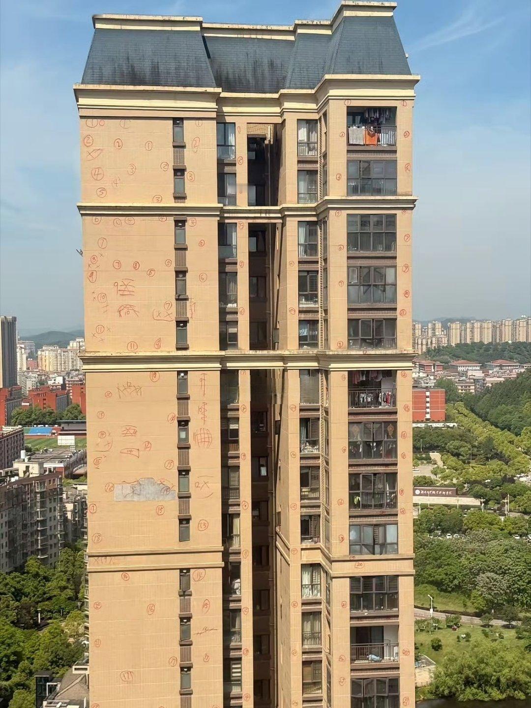 去年我姑姑看中了一套顶楼复式，标价95万，姑姑出价83万，那房主拒绝了姑姑。今年
