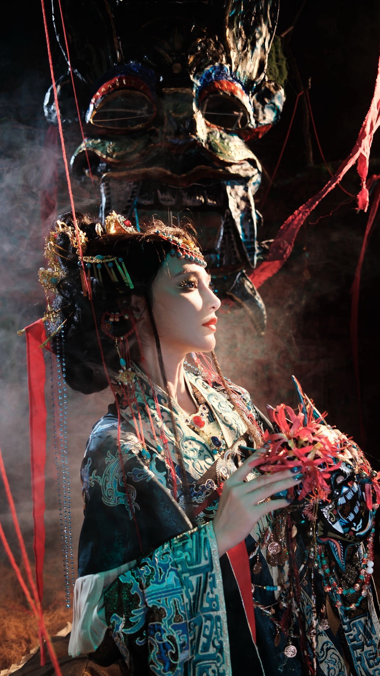 彭小苒傩戏造型彭小苒傩戏造型大片彭小苒傩戏造型大片，好有冲击力的一套妆造，完